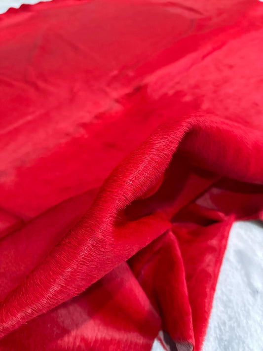 Tapis en peau de vache rouge teint — Peau de luxe pour intérieurs élégants