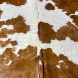 Tapis en peau de vache marron et blanc