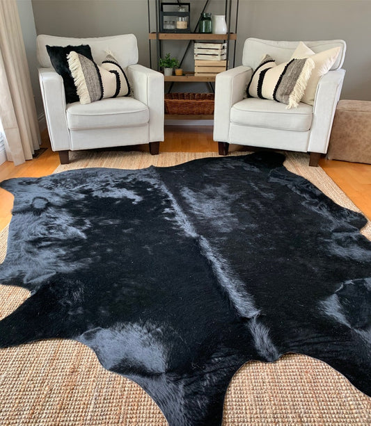 Tapis en peau de vache noire teint