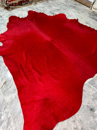 Tapis en peau de vache rouge teint — Peau de luxe pour intérieurs élégants